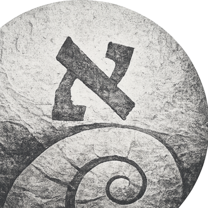 לוגו האות א' של אורטל פלדמן, מעוצבת כחריטה באבן עם אלמנט ספירלה.