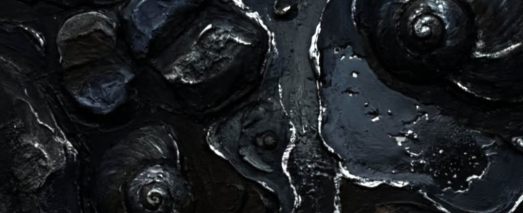 תבליט אמנותי מופשט וכהה המציג צורות של קונכיות מאובנות (אמוניטים) שקועות בתוך טקסטורה סלעית עם עיטורי כסף מבריקים.